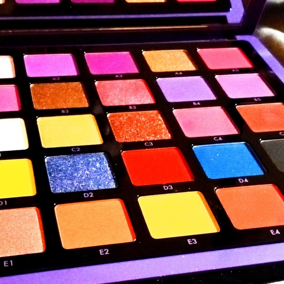 SOLD ABH N❤️RVINA EYESHADOW PRO PIGMENT PALETTE NUMBER ONE - Picture 5 of 6